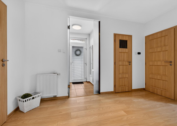 NA PREDAJ 4-izbový rodinný dom s veľkým pozemkom, wellness zónou a garážou – Suchá nad Parnou (Nové Vinohrady)