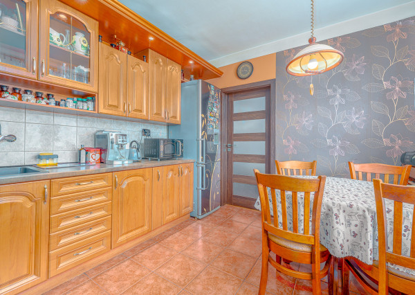 VEĽKÝ  3i byt, výmera až 84m2, balkón, + 20m2 pivnica, tichá lok. plná zelene, Piešťany.