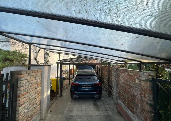 Dvojpodlažný rodinný dom s bazénom a  garážou na ulici Leoša Janáčka v Trnave
