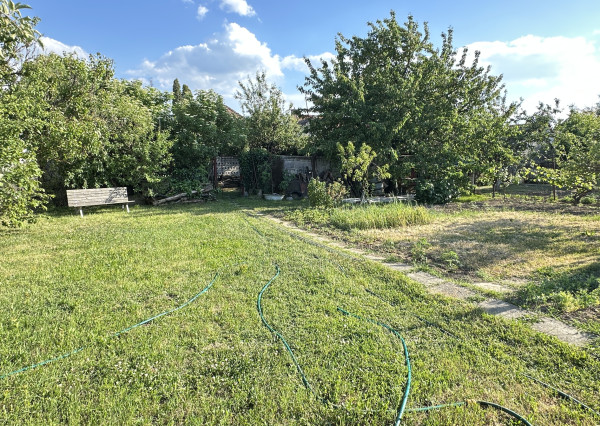Exkluzívne!!! Na predaj RD s veľkým stavebným pozemkom výmera 1446m2, šírka 18m, Šúrovce, možnosť dokúpiť ďalšie priľahlé pozemky