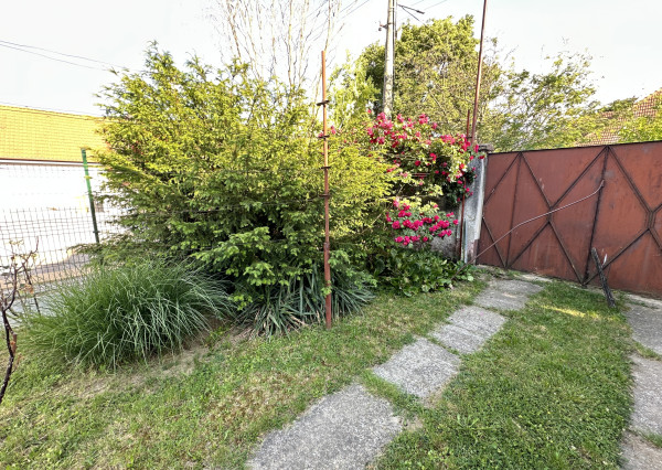 Exkluzívne!!! Na predaj RD s veľkým stavebným pozemkom výmera 1446m2, šírka 18m, Šúrovce, možnosť dokúpiť ďalšie priľahlé pozemky