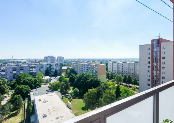 NA PREDAJ : 3-izbový byt s 2 loggiami a krásnym výhľadom na Jiráskovej ulici v Trnave