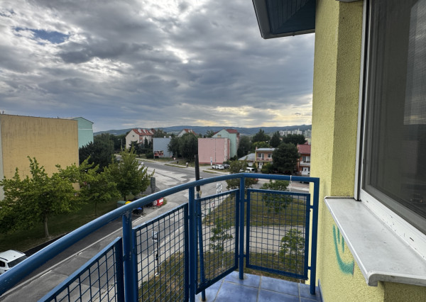 NA PREDAJ: Svetlý, vzdušný 2i. byt s novou kuchyňou a výhľadom – Hroznová ul., Pezinok