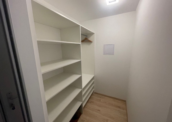 VAHOreal* 2 izb. byt, loggia, park. státie, pivnica,  Novomestská ul. Trnava