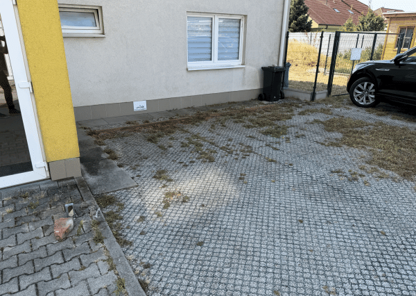Zariadený 2-izb. byt, záhrada 275m2, 2x park. miesta, Biely Kostol