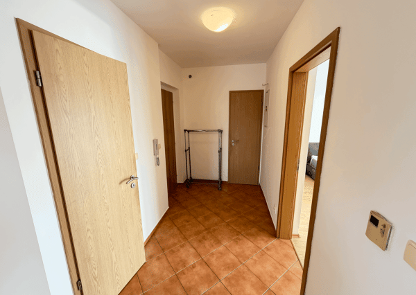 Zariadený 2-izb. byt, záhrada 275m2, 2x park. miesta, Biely Kostol