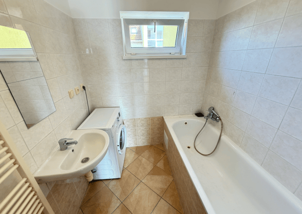 Zariadený 2-izb. byt, záhrada 275m2, 2x park. miesta, Biely Kostol