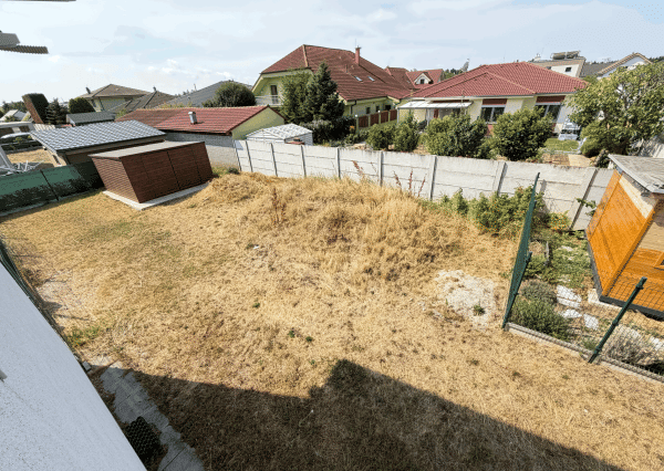 Zariadený 2-izb. byt, záhrada 275m2, 2x park. miesta, Biely Kostol