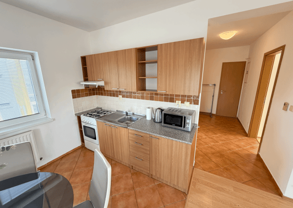 Zariadený 2-izb. byt, záhrada 275m2, 2x park. miesta, Biely Kostol