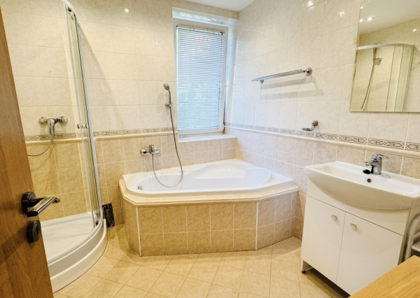 Na prenájom: 4-izbový byt (100 m²) s dvoma loggiami na Vajanského ulici v Trnave