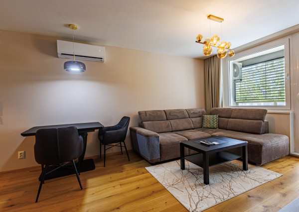 KOMPLETNE ZREKONŠTRUOVANÝ 2 izb. byt, výmera 52,77m2, loggia, ul. G. Goliána