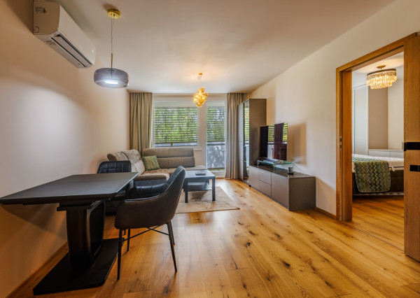 KOMPLETNE ZREKONŠTRUOVANÝ 2 izb. byt, výmera 52,77m2, loggia, ul. G. Goliána