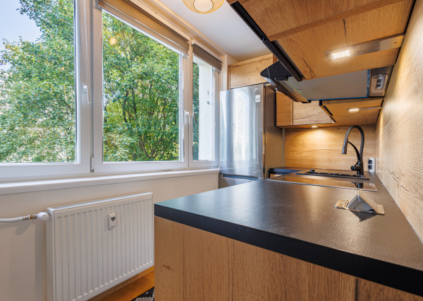 KOMPLETNE ZREKONŠTRUOVANÝ 2 izb. byt, výmera 52,77m2, loggia, ul. G. Goliána