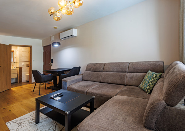 KOMPLETNE ZREKONŠTRUOVANÝ 2 izb. byt, výmera 52,77m2, loggia, ul. G. Goliána