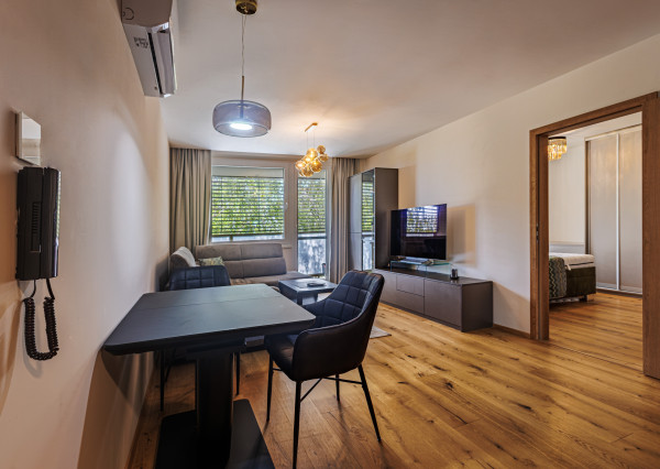 KOMPLETNE ZREKONŠTRUOVANÝ 2 izb. byt, výmera 52,77m2, loggia, ul. G. Goliána