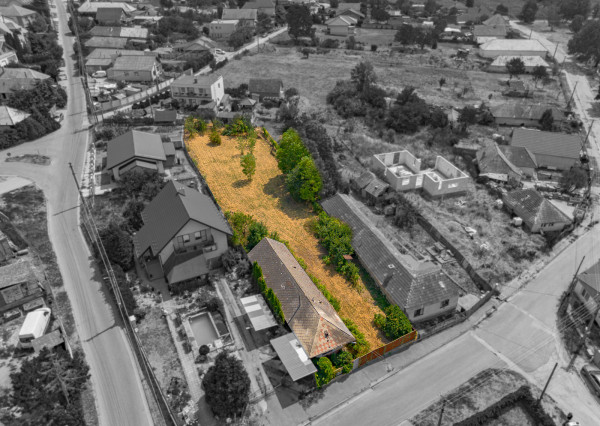 Stavebný pozemok 1 129 m² so starším domom – Svätoplukovo