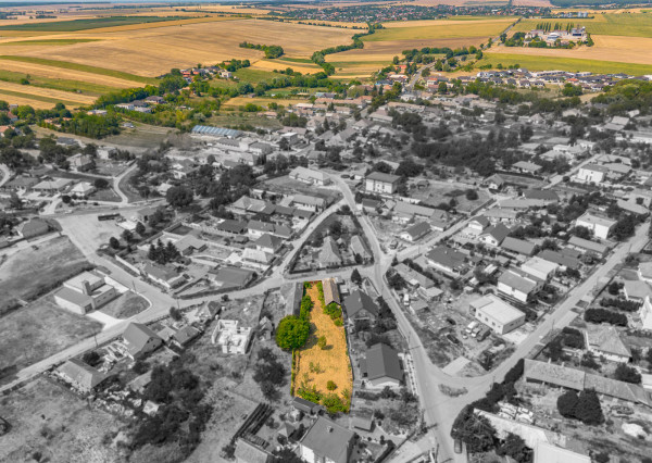 Stavebný pozemok 1 129 m² so starším domom – Svätoplukovo