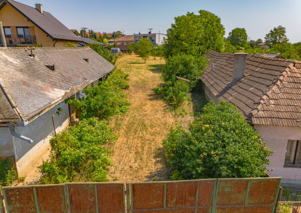Stavebný pozemok 1 129 m² so starším domom – Svätoplukovo