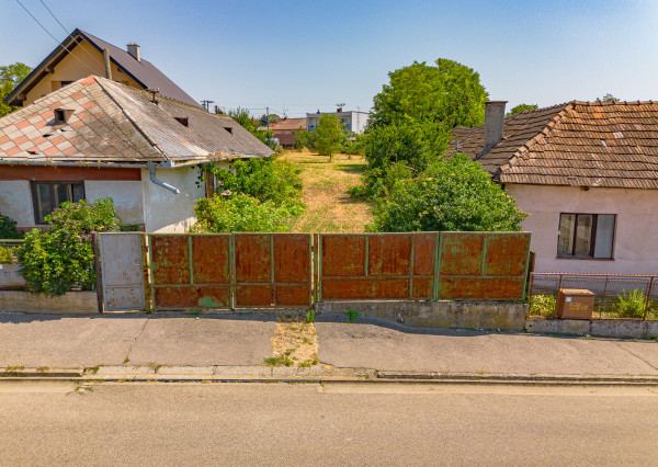 Stavebný pozemok 1 129 m² so starším domom – Svätoplukovo