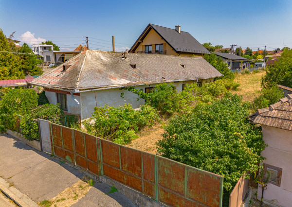 Stavebný pozemok 1 129 m² so starším domom – Svätoplukovo