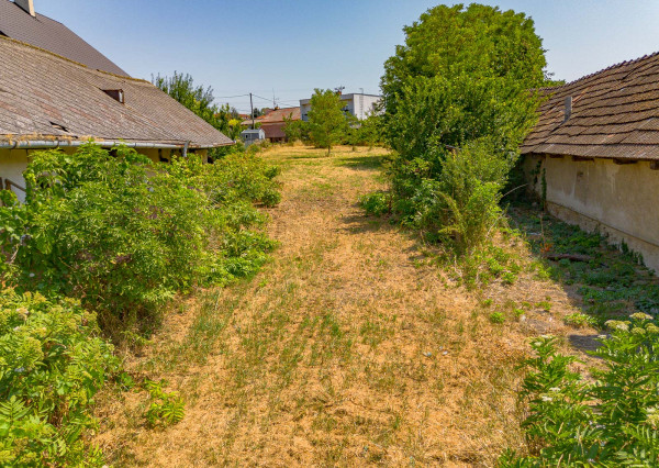 Stavebný pozemok 1 129 m² so starším domom – Svätoplukovo