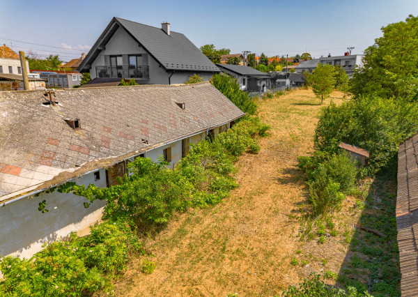 Stavebný pozemok 1 129 m² so starším domom – Svätoplukovo