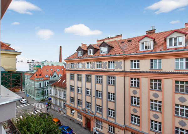 STAROMESTSKÝ 3-IZBOVÝ BYT 90 m² PRI MEDICKEJ ZÁHRADE – BALKÓN DO VNÚTROBLOKU