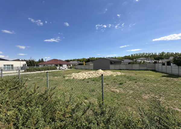 NA PREDAJ STAVEBNÝ POZEMOK Kamenný mlyn, 860m2, všetky IS