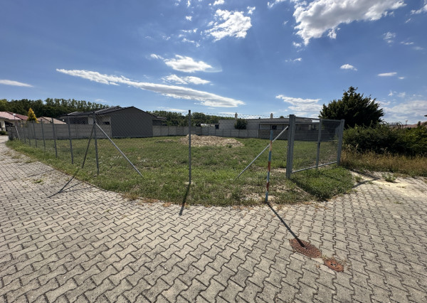 NA PREDAJ STAVEBNÝ POZEMOK Kamenný mlyn, 860m2, všetky IS