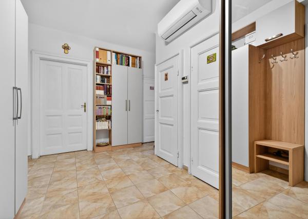 STAROMESTSKÝ 3-IZBOVÝ BYT 90 m² PRI MEDICKEJ ZÁHRADE – BALKÓN DO VNÚTROBLOKU