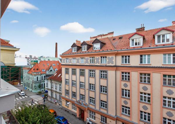 STAROMESTSKÝ 3-IZBOVÝ BYT 90 m² PRI MEDICKEJ ZÁHRADE – BALKÓN DO VNÚTROBLOKU