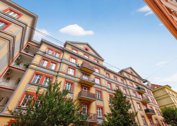 STAROMESTSKÝ 3-IZBOVÝ BYT 90 m² PRI MEDICKEJ ZÁHRADE – BALKÓN DO VNÚTROBLOKU
