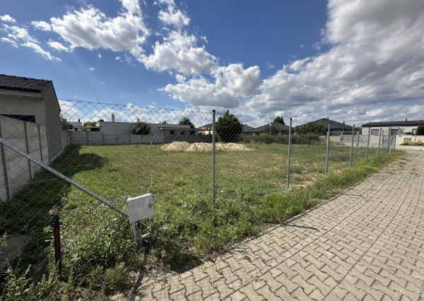 NA PREDAJ STAVEBNÝ POZEMOK Kamenný mlyn, 860m2, všetky IS