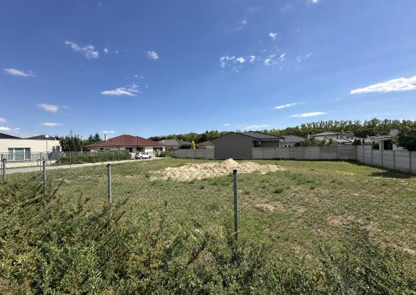 NA PREDAJ STAVEBNÝ POZEMOK Kamenný mlyn, 860m2, všetky IS
