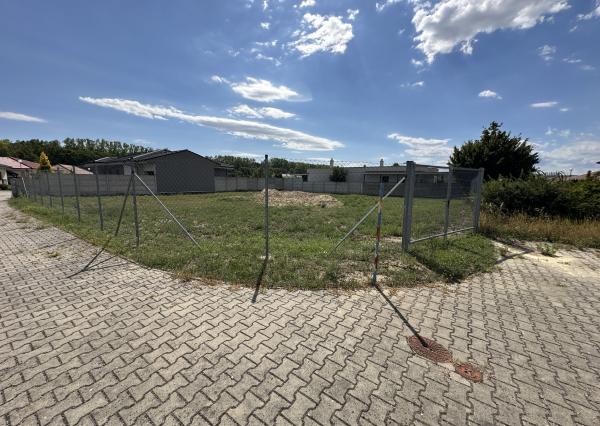 NA PREDAJ STAVEBNÝ POZEMOK Kamenný mlyn, 860m2, všetky IS