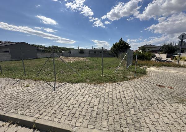 NA PREDAJ STAVEBNÝ POZEMOK Kamenný mlyn, 860m2, všetky IS