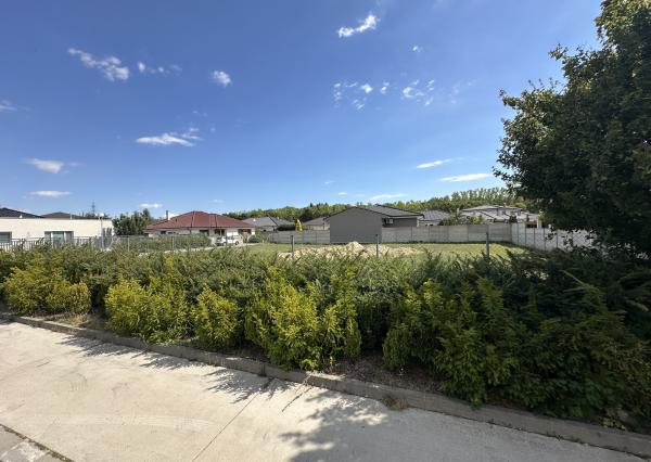 NA PREDAJ STAVEBNÝ POZEMOK Kamenný mlyn, 860m2, všetky IS