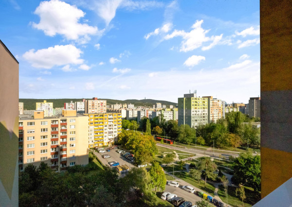 Bývanie s krásnym výhľadom nad Dúbravkou - svetlý 2-izb. byt