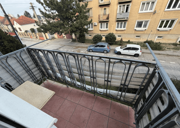 TEHLOVÝ 2 izb. byt v TRNAVE na ulici Š. C. Parráka .
