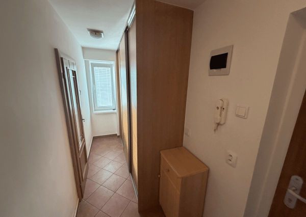 TEHLOVÝ 2 izb. byt v TRNAVE na ulici Š. C. Parráka .
