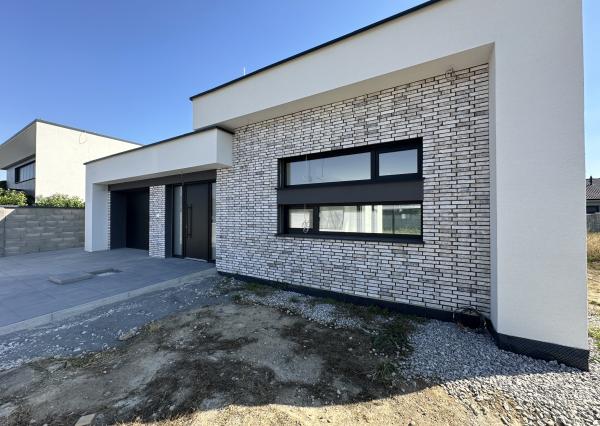 Moderná novostavba RD, pozemok 600m2, zastavaná plocha 179m2, garáž