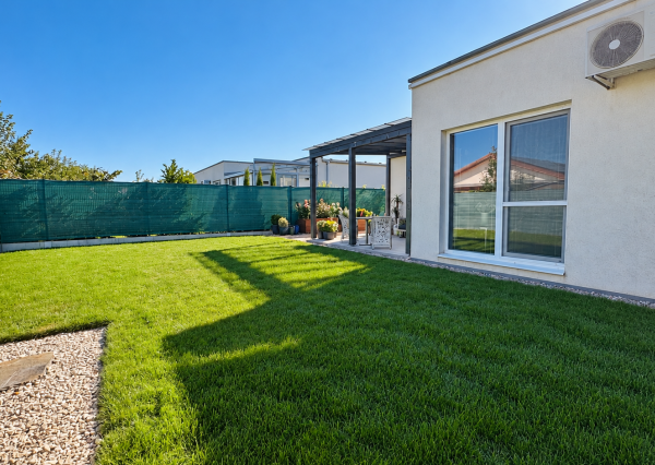 BÝVANIE BEZ ĎALŠÍCH INVESTÍCIÍ | 4-izbový dom, garáž, terasa | SENEC GARDENS