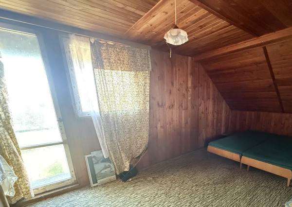 CHATA S VEĽKÝM POZEMKOM A VINICOU VO VINOHRADOCH NAD VÁHOM