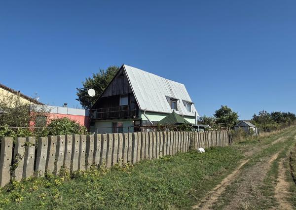 CHATA S VEĽKÝM POZEMKOM A VINICOU VO VINOHRADOCH NAD VÁHOM
