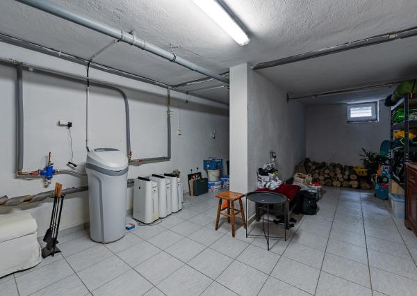 RODINNÝ DOM, 2x bytová jednotka, pozemok 1376m2, 8izieb, obec Vlčkovce