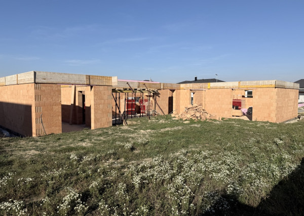 MODERNÝ 4-IZBOVÝ RODINNÝ DOM S GARÁŽOU A POZEMKOM 602 m² | SEREĎ – LEVANDUĽOVÁ ULICA