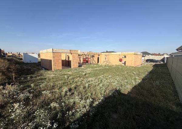MODERNÝ 4-IZBOVÝ RODINNÝ DOM S GARÁŽOU A POZEMKOM 602 m² | SEREĎ – LEVANDUĽOVÁ ULICA