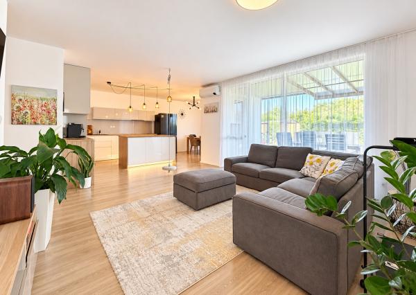 4-izbový byt, 115 m² + 348 m² pozemok, 2 terasy, 3 parkovacie miesta – Opoj