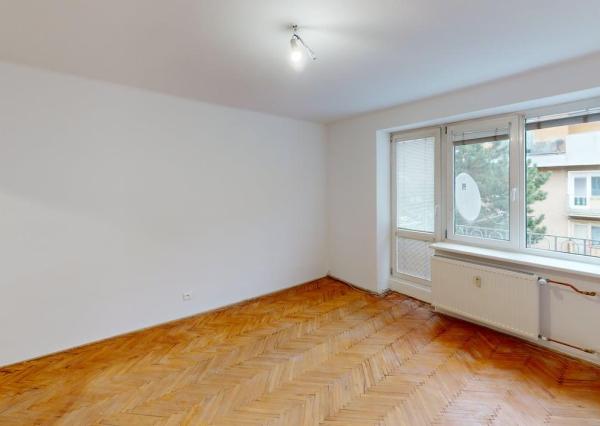 REKONŠTRUKCIA, TEHLOVÝ 2 izb. byt v TRNAVE na ulici Š. C. Parráka .
