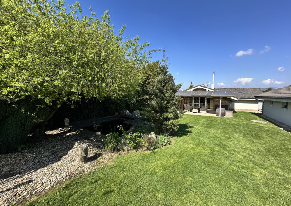 NA PREDAJ 4-izbový rodinný dom s veľkým pozemkom, wellness zónou a garážou – Suchá nad Parnou (Nové Vinohrady)